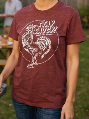 Tee Luv Sriracha Stay Saucy Women’s Maroon T-Shirt Size Small